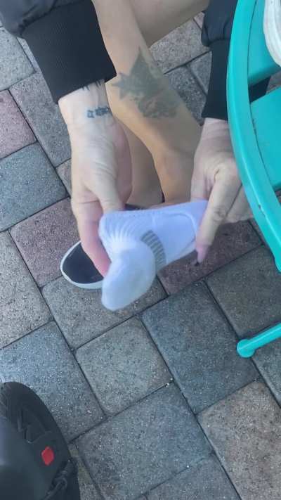 PANTYHOSE MILF FEET IN PUBLIC