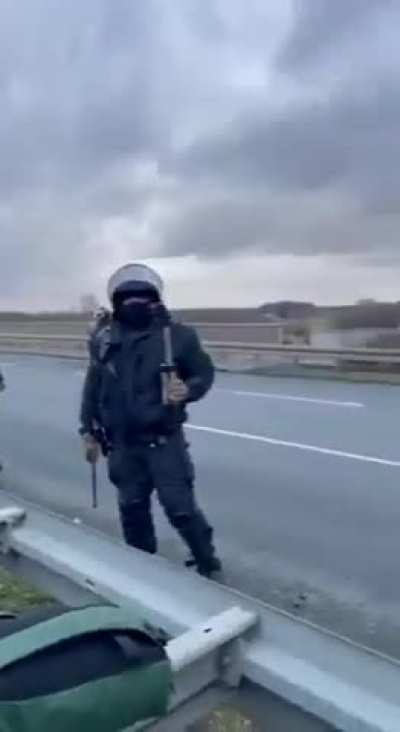 Polizist nutzt Hund als Waffe gegen Protest. 