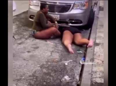 Woman brutally mauls girlfriend in the middle of the street for talking about her daughter! Vicious kicks 😬