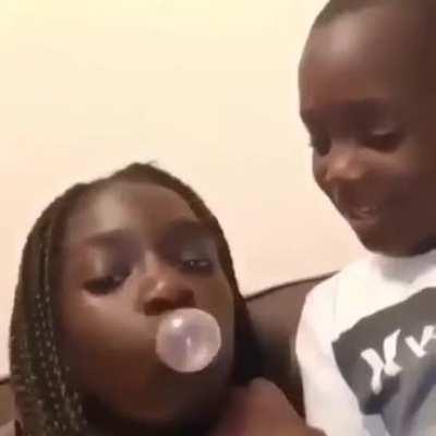 ESSE MENINO ME LEMBRA UM STREAMER