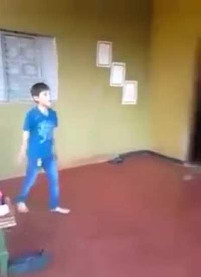 Beelce Cuando ve a VLASKO saltarse una pelea en Baki: