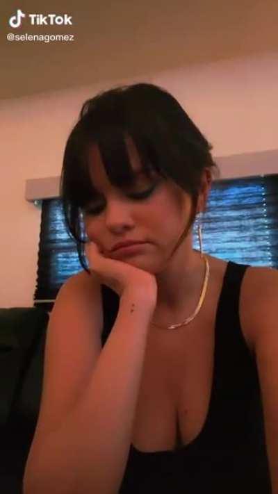 Damn Selena give us a break 🔥🥵