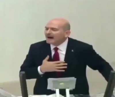 Bu adam doğruları tükürüyor dostum