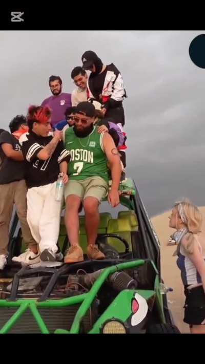 Que rica esta con la faldita corta🤤