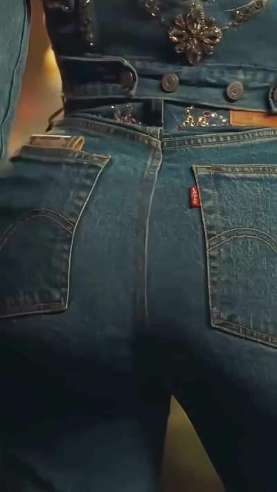 Bending that 🍑 over in front of the camera 😵‍💫