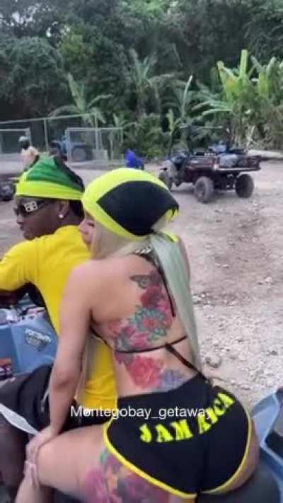 Cardi B 💛💚🖤