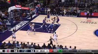 [Highlight] Anthony Edwards switches in mid-air from slamming on Zubac to finger roll on the drive