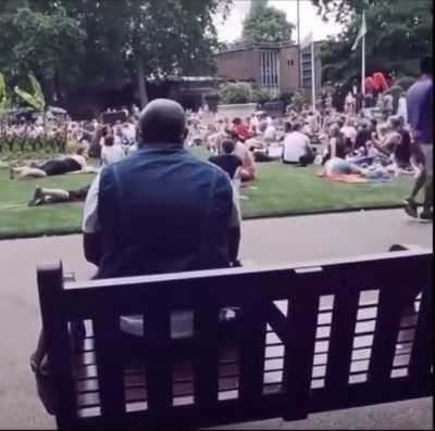 Guy alone singing “Living on a Prayer” by Bon Jovi makes entire park sing alongside him