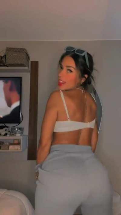 la shirley arica te invita a ver netflix pero antes te hace un bailecito