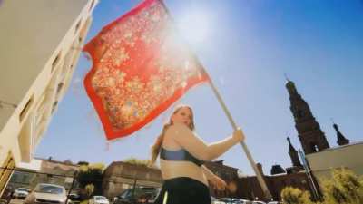 What do you think of this video? Do you know anything about Pavloposad shawls?