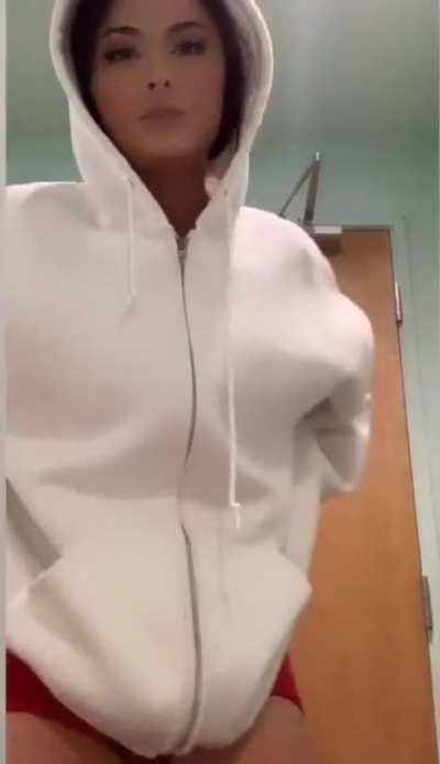 Annikka flexing her booty