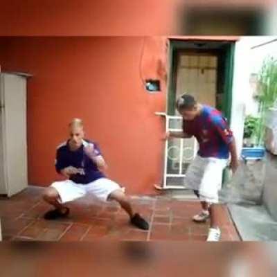 Turros bailando The Less I Know The Better - Tame Impala. (final casualmente sincrónico)