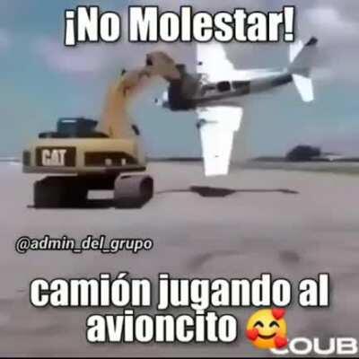 Silencio, camión jugando