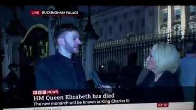 Clueless man outside the Buckingham Palace