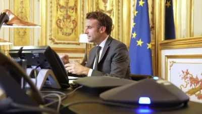 Manu fait des affaires