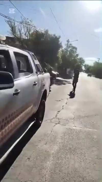 Villa Mercedes: Joven tiró basura en la vía pública, le hizo bailes obscenos a una vecina, y lo encontraron inspectores municipales junto a la policía