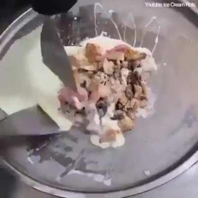 Theiy maed teh burgor a ise creme