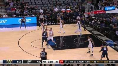 [Highlight] Jokic puts Poeltl in a blender then scores the easy layup