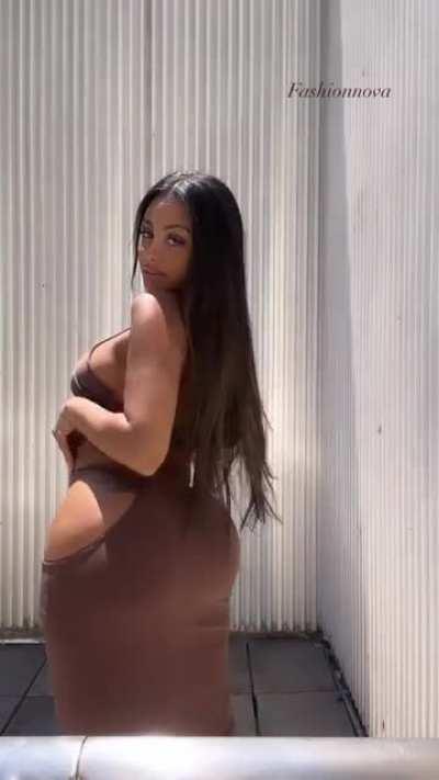 Short (b00ty)VID but WHAT A BODY!