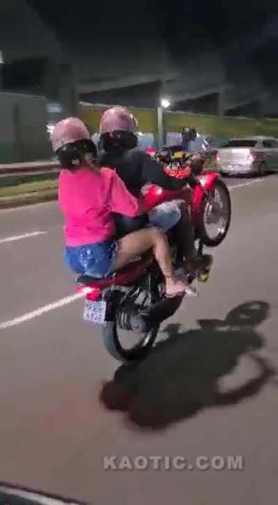 Soteropolitanos de plantão, reconhecem o nosso metrô ali atrás??? Usem quaisquer meios de proteção e não inventem besteira numa moto.