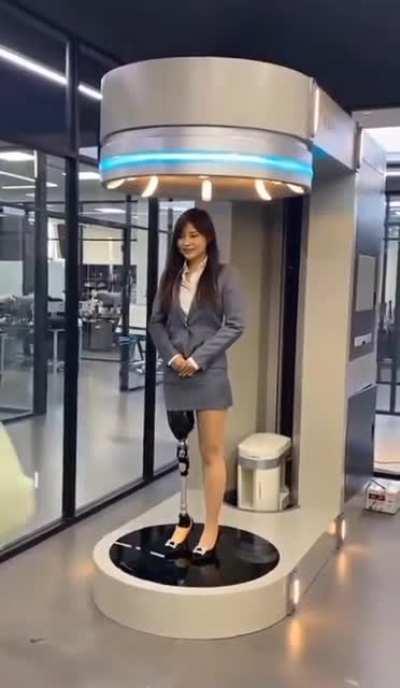 She is NOT a woman with a prosthetic leg.