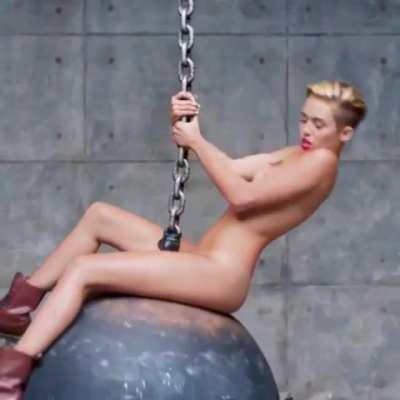 (nsfw) A hot little edit I made of Miley Cyrus’ uncut “Wrecking Ball” vid.
