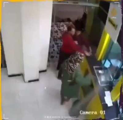 Woman unsatisfied with her bank decides to leave a grenade inside.