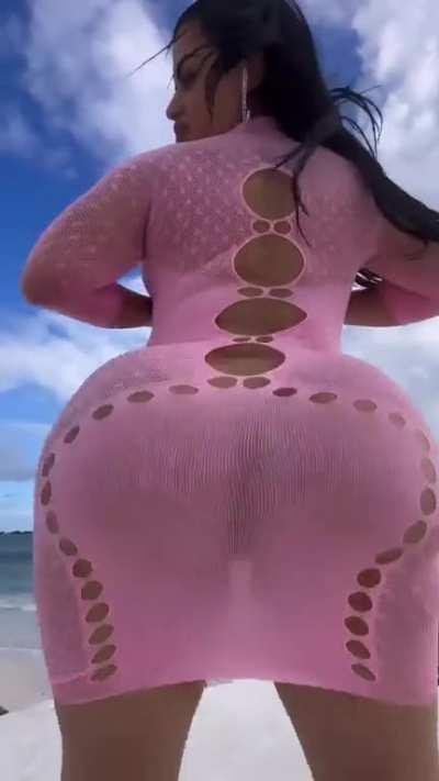 Big booty shaking IG Lissa Aires