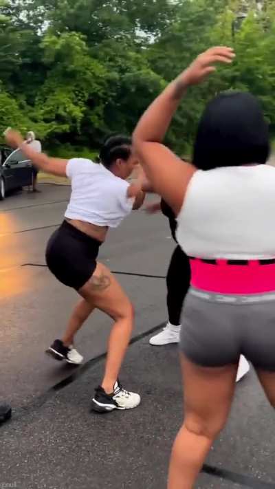 Throwing hands in the parking lot 👊🏿