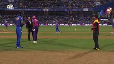 Sanjay asking Mumbai crowd to 