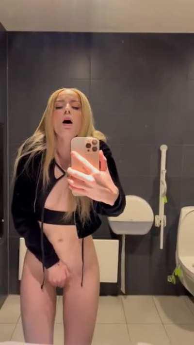 Had abit of fun while waiting for my Mcdonalds order 😋💕