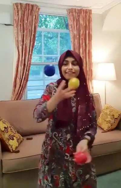 Meet the Oxford Juggler: This PhD student from Pakistan is an amazing performer