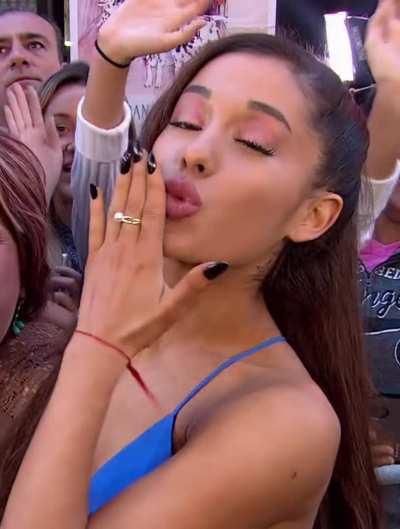 Ariana Grande Has Amazing Puckered Lips