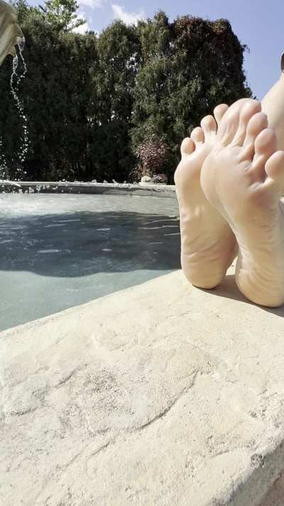 Fountain-side toe tease — toetally splashy arches and glossy tips