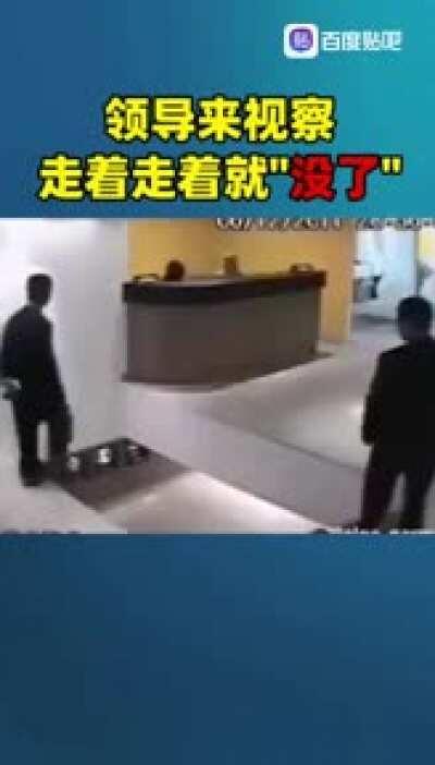 我透明玻璃地板呢 刚刚还在这的 走两步怎么没了？