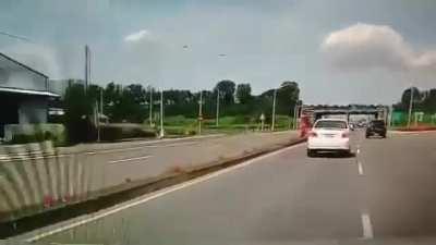 (Taiwan) Driver dies in fatal rollover crash