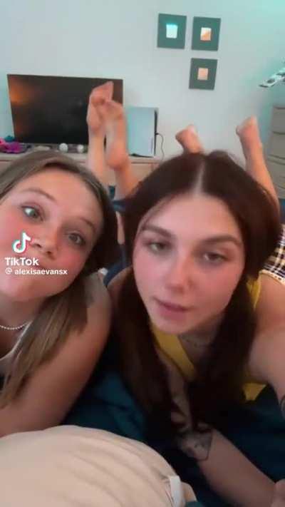 @alexisaevensx - shows her feet with friend