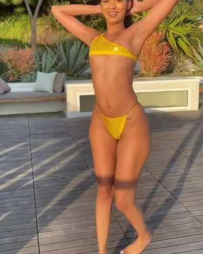 Ass Shaking Edwina 😍