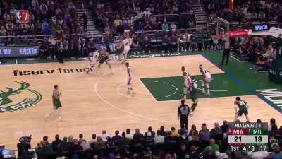 [Highlight] Jimmy Butler blocks the 3-point attempt and takes it back for the dunk