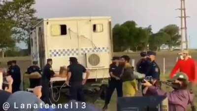 El Mundo del Revés: La policía está abasteciendo de víveres a los usurpadores del campo de la Flia Etchevehere.