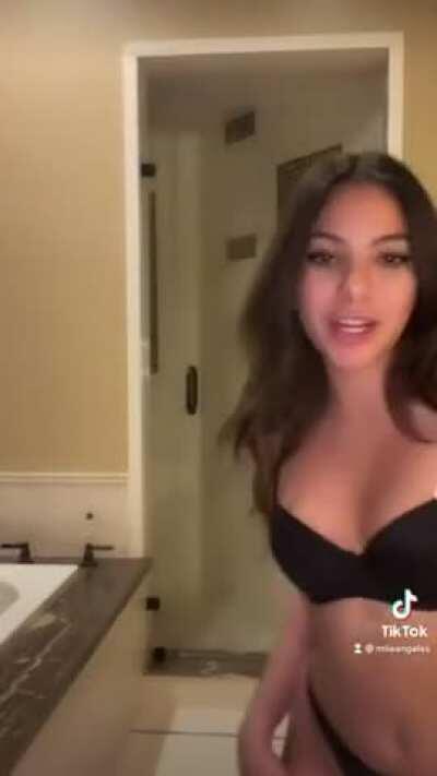 [F] Which outfit is your favorite? :)