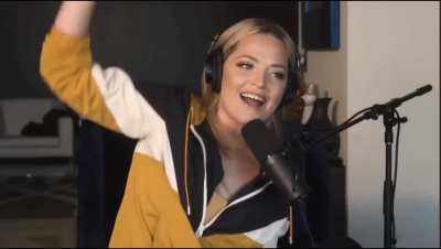 Alexis Texas watches Cherokee clap her much bigger ass