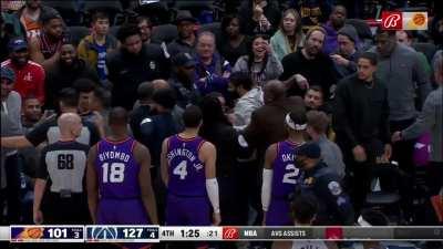 [Highlight] Two fans get escorted out at the Suns vs Wizards game