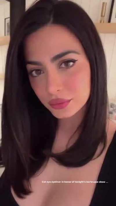 Epic Cleavage in new Insta Story