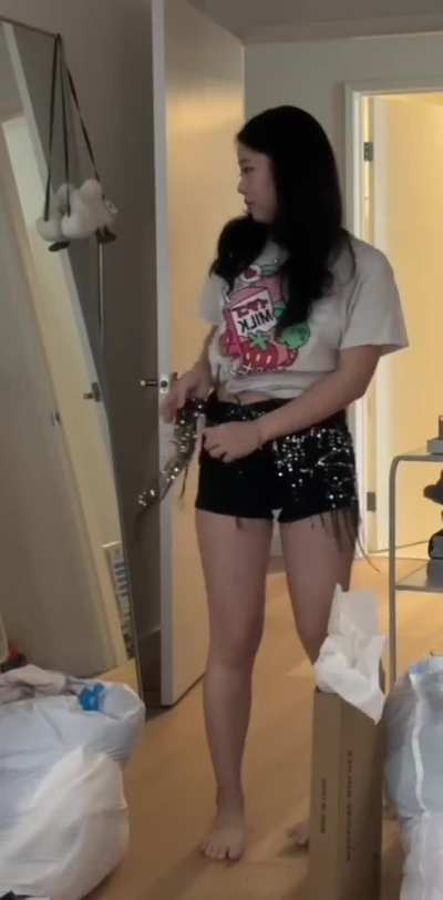 Jessica trying on clothes - March 2025