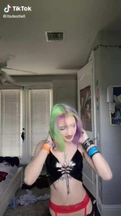 I love her swimsuit 👀