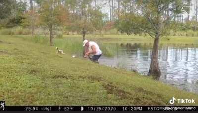Man pulls alligator out of water and pries its jaws open to save his dog