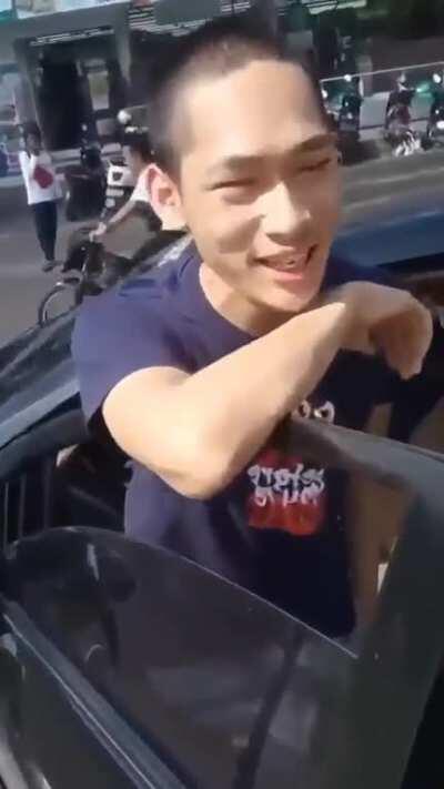 Ini orang keknya emang gapantes buat dikasih kesempatan kedua, yang pernah kasian ama dia pas di ospek ama napi lain nyesel ga ya liat ini.