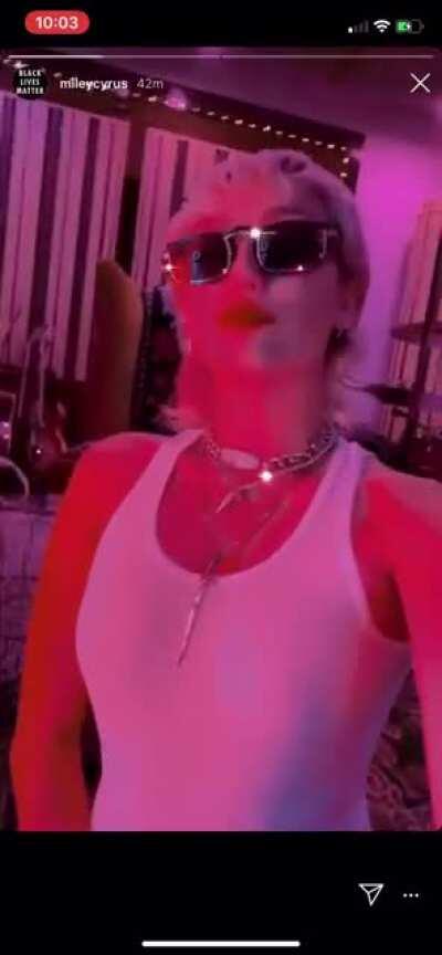 miley from her insta story 👀