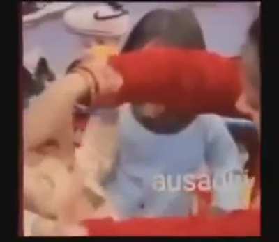 - چرا نسبت به همه چیز بی اعتمادی؟

+ بچگی من: